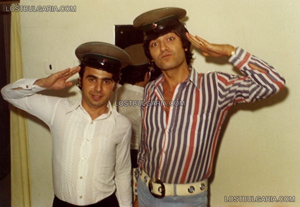 Митко Щерев и Емил Димитров зад кулисите, преди концерт, 1972г.