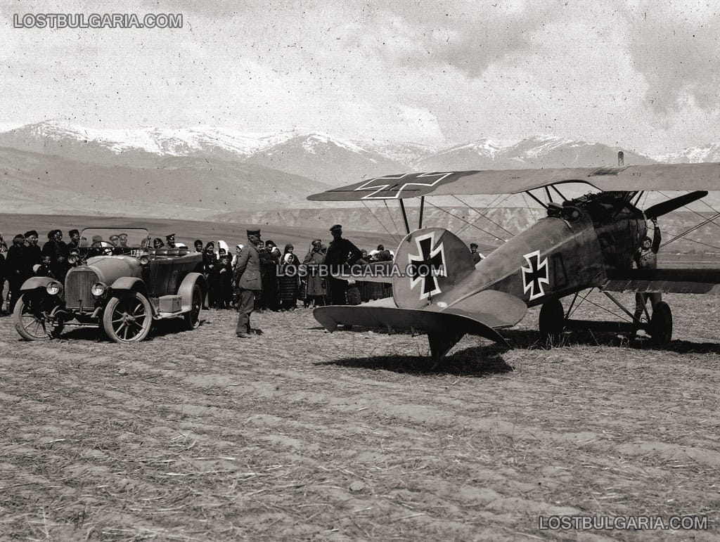 Селяни гледат как германски аероплан, кацнал край Разлог стартира двигателя си