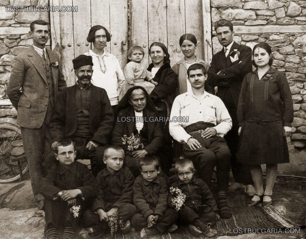 Няколко поколения от семейство в село Наречен, 1929 г.