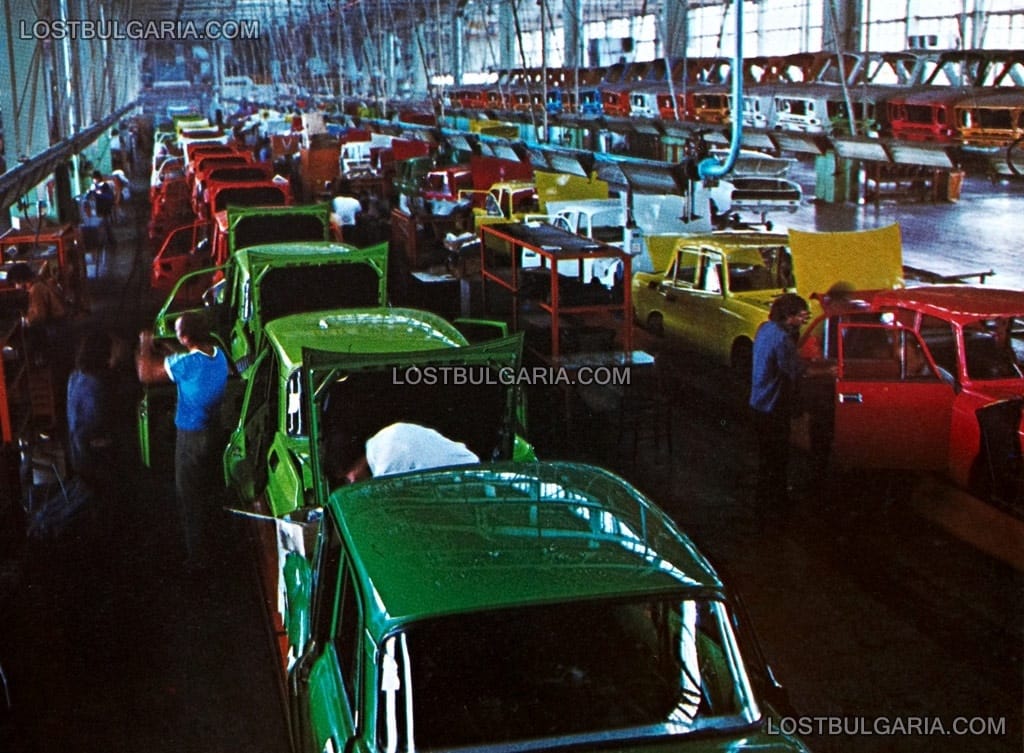 Поточна линия за сглобяване на автомобил "Москвич" в завод "Балкан" в Ловеч, 80-те години на ХХ век