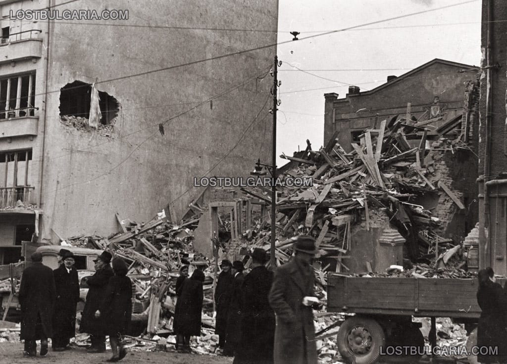 Бомбардирана София - булевард "Христо Ботев", март 1944г.