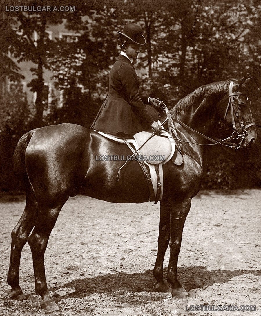 Млада дама в костюм за езда, София, началото на ХХ век