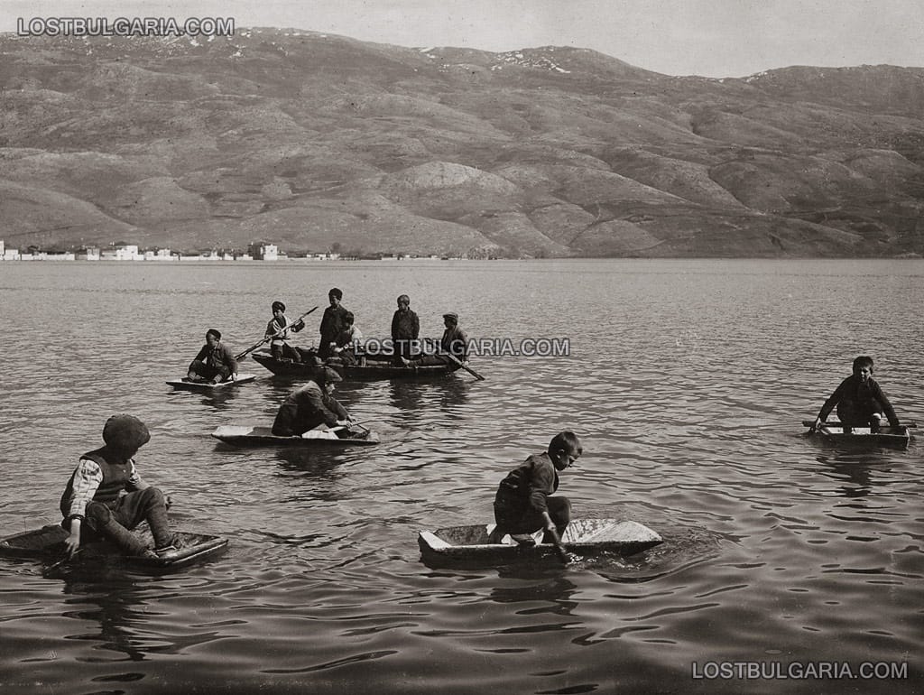 Деца плуват с дървени корита за пране в Охридското езеро, 1916г.