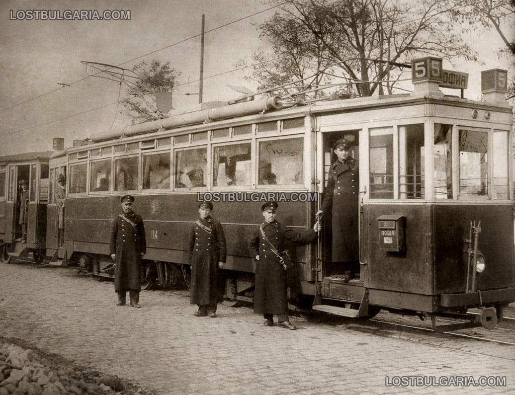 Трамвай № 5 по линията София - Княжево, кондуктори и  ватман пред мотрисата, началото на ХХ век