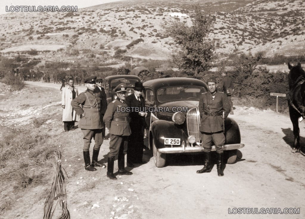 Български генерал и германски полковник на обиколка в окупирана Северна Гърция, разминаване с немска пехотна колона, 1941 г.