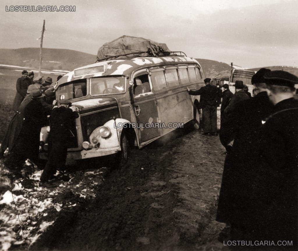Граждани, войници и гимназисти помагат за изваждането на пропаднал в крайпътна канавка камуфлажно боядисан германски военен автобус Дойц (Magirus,Klöckner-Deutz), март-април 1941 г.