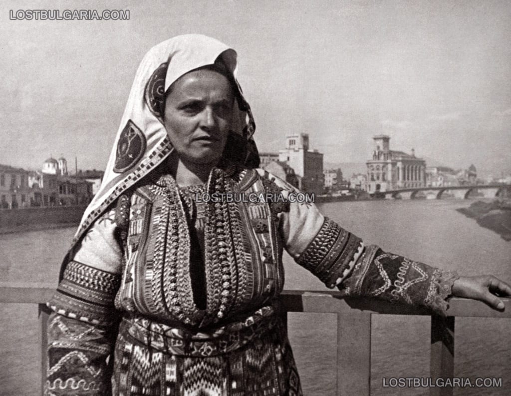Жена, облечена в народна носия от Скопие, 40-те години на ХХ век