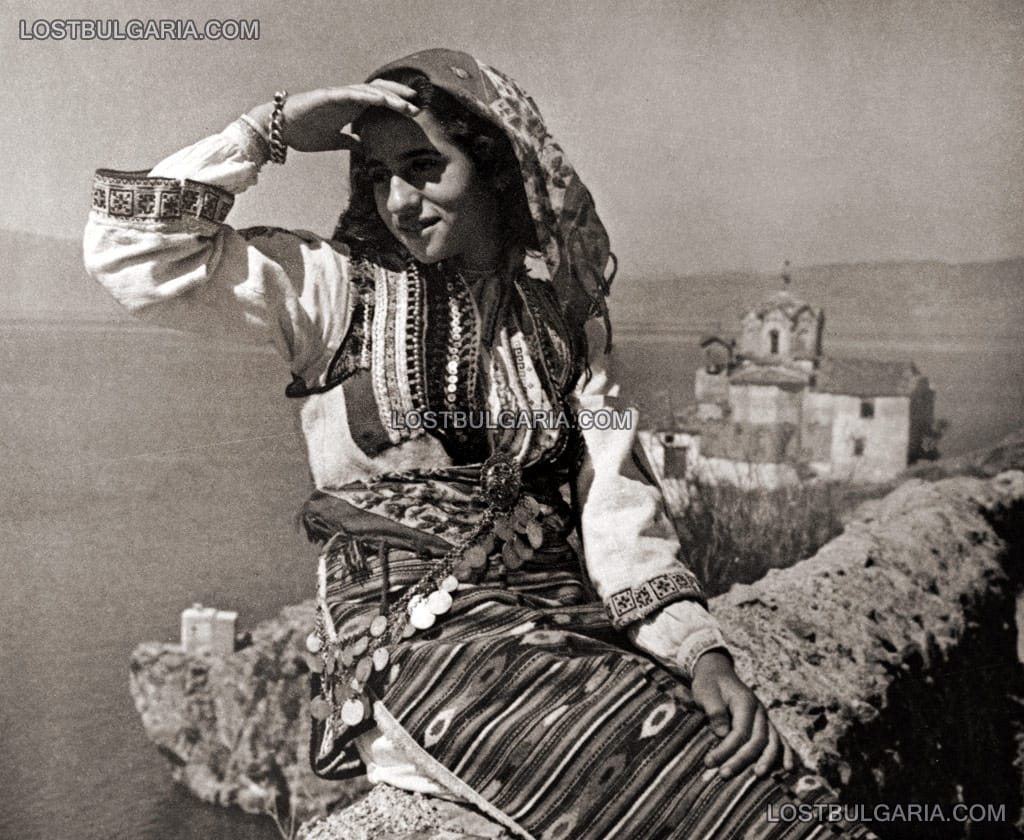 Младо момиче, облечено в народна носия от Охрид, 40-те години на ХХ век