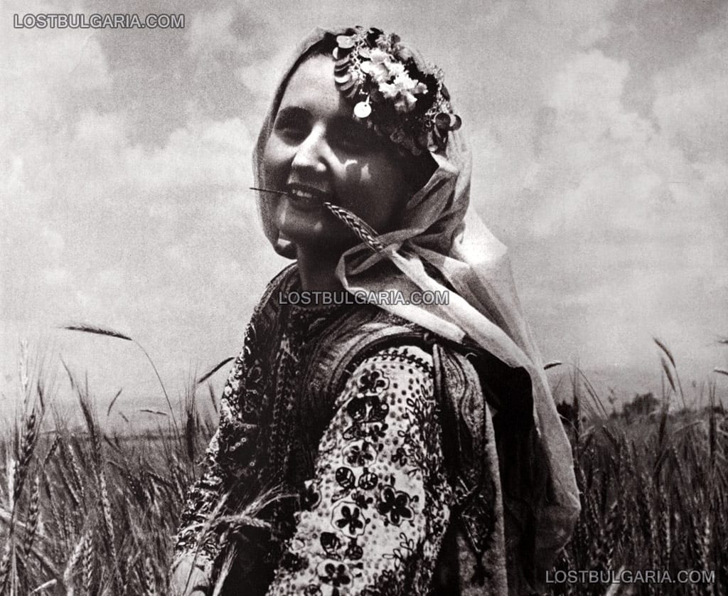 "Скопянка" - жителка на град Скопие, облечена в народна носия, 40-те години на ХХ век