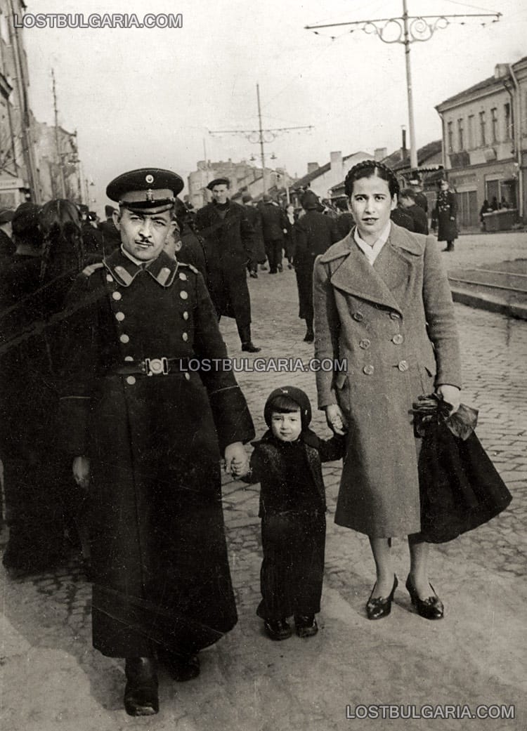 Полицай на разходка със семейството си, 30-те години на ХХ век