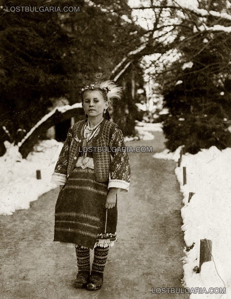 Момиче, облечено в носия на лазарка, село Бояна, 1941г.