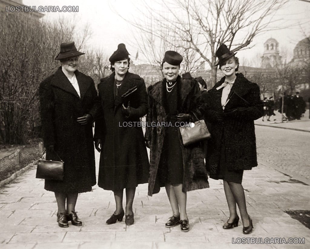 Елегантно облечени софиянки на празнична разходка из града, 30-те години на ХХ век