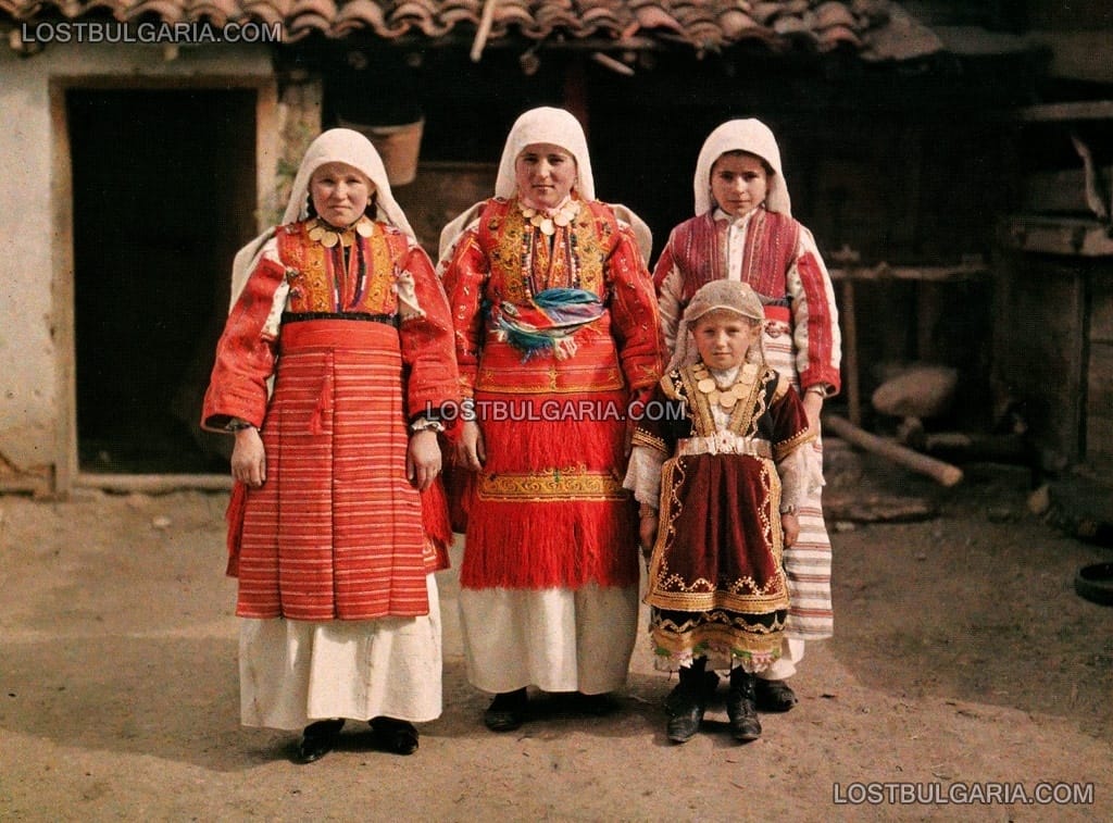 Българчета от Македония, облечени в национални носии, 1913г.
