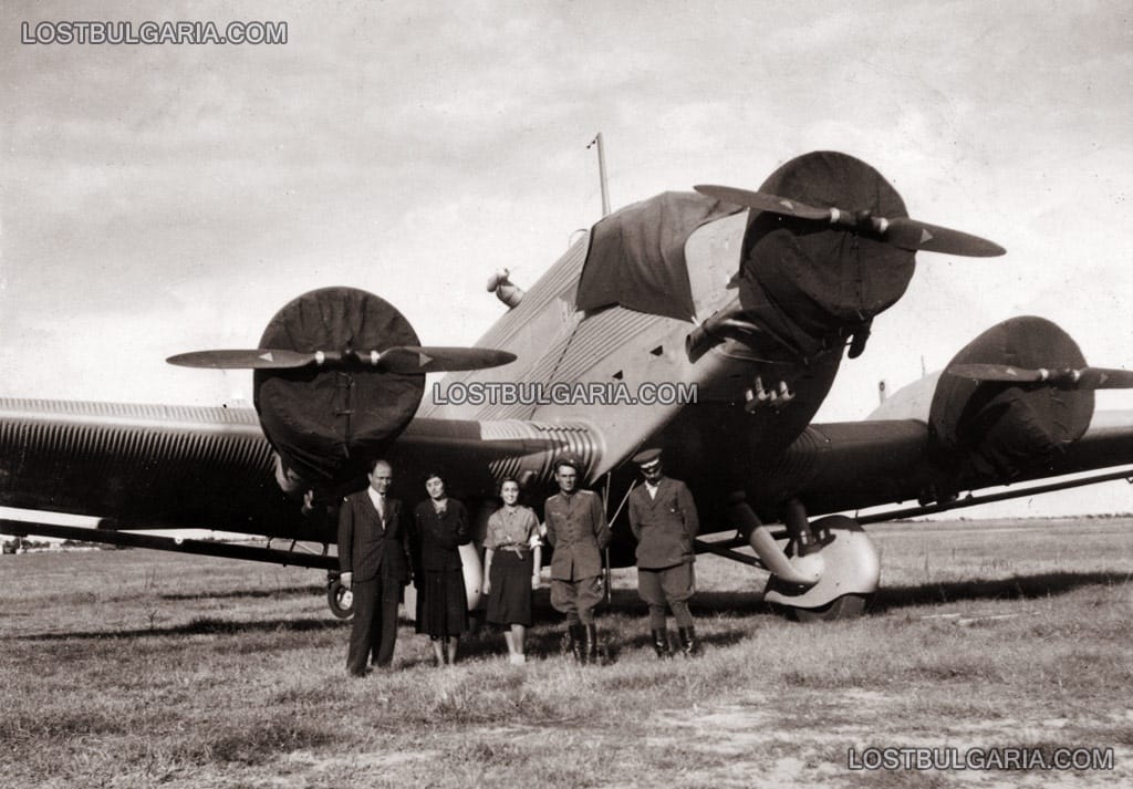 Снимка за спомен пред тримоторен самолет Юнкерс-52 (Junkers-52)