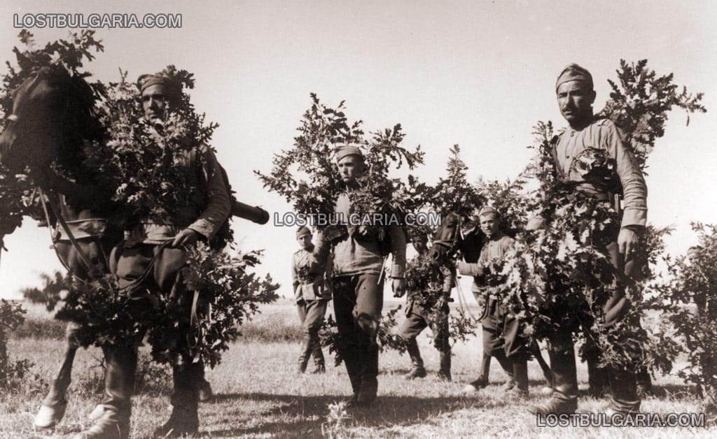 Пехотинци с маскировка по време на маневри, втората половина на 30-те години на ХХ век