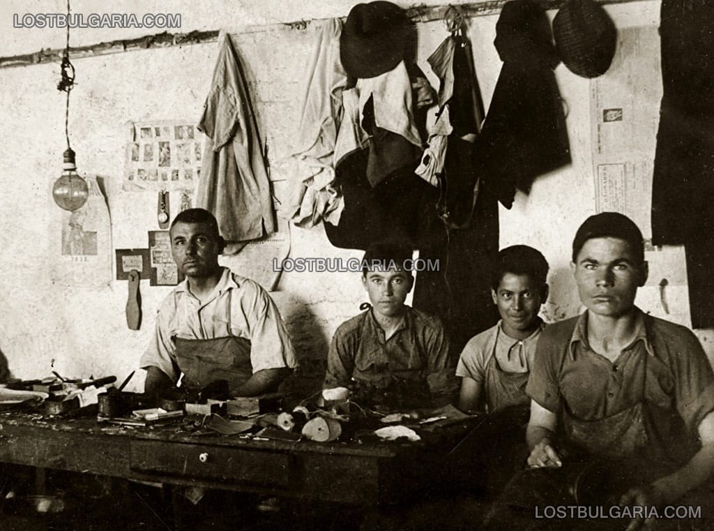 Обущарска работилница, майстор-обущар с чираците си, 30-те години на ХХ век