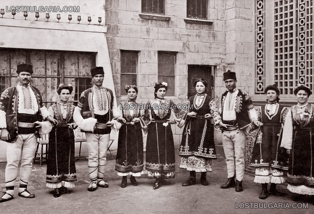 Българи, облечени в народни носии на международното Балканско изложение в Ърл