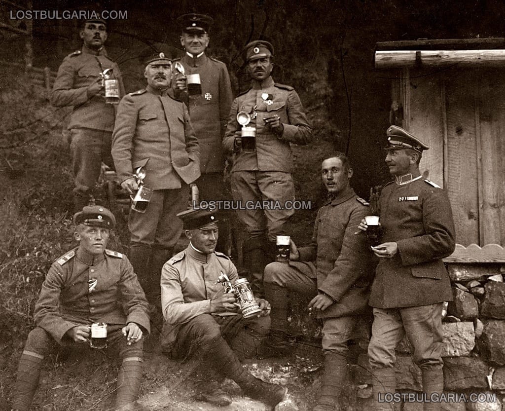 Български офицери с германските съюзници на халба бира, 1918 г.