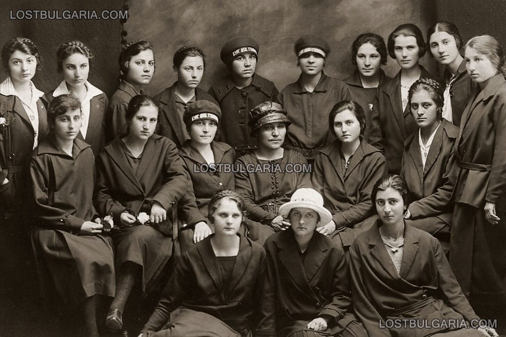 Ученички от 8-ми клас на Бургаската девическа гимназия със своята учителка, Бургас 1925г.