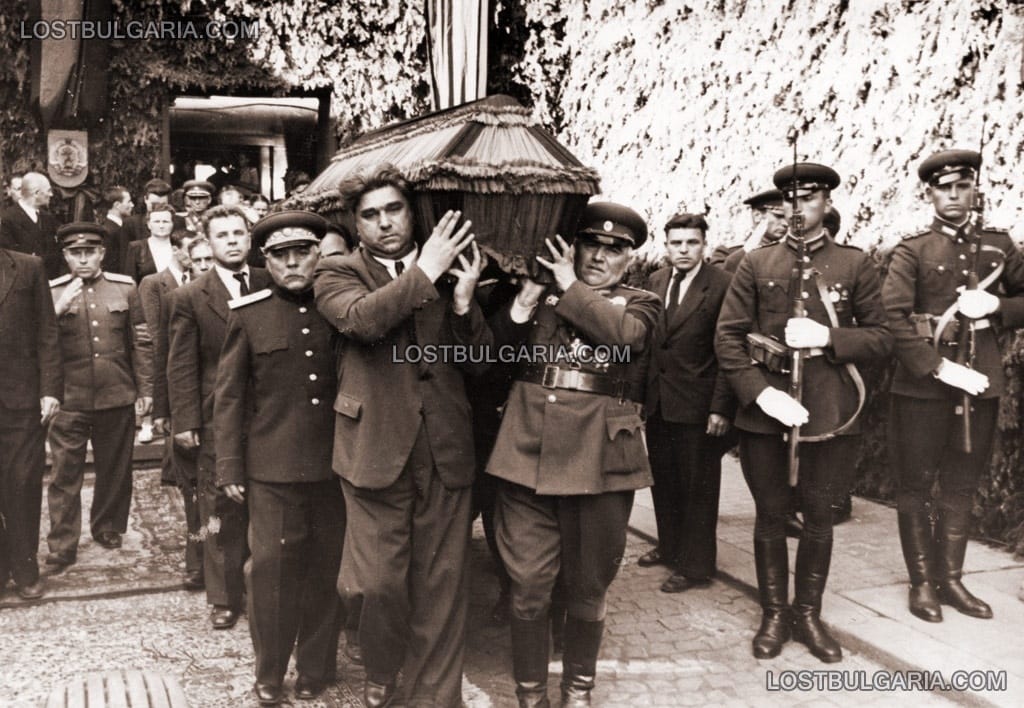 Маршал Климент Ворошилов, Вълко Червенков, военни и членове на ЦК на БКП изнасят саркофага на Георги Димитров от перона на Централна гара, София, юли 1949 г.