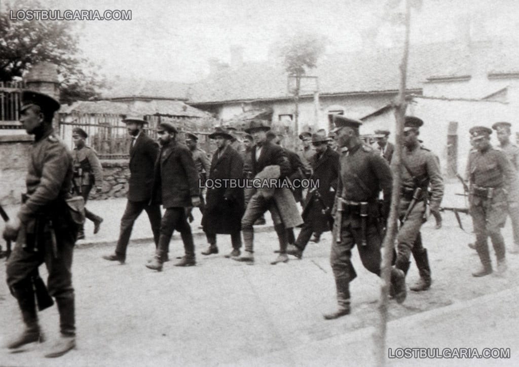 София, май 1925г., атентаторите над църквата "Света Неделя" с военен ескорт на път към съда