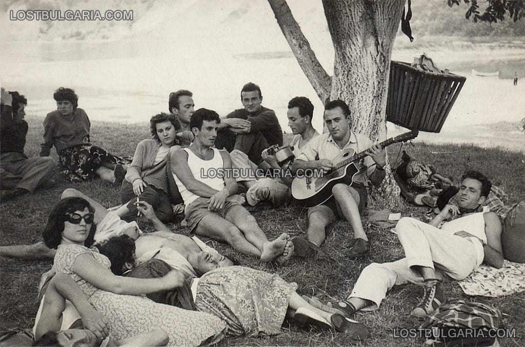 Група младежи на брега на езерото край Панчарево,1959г.