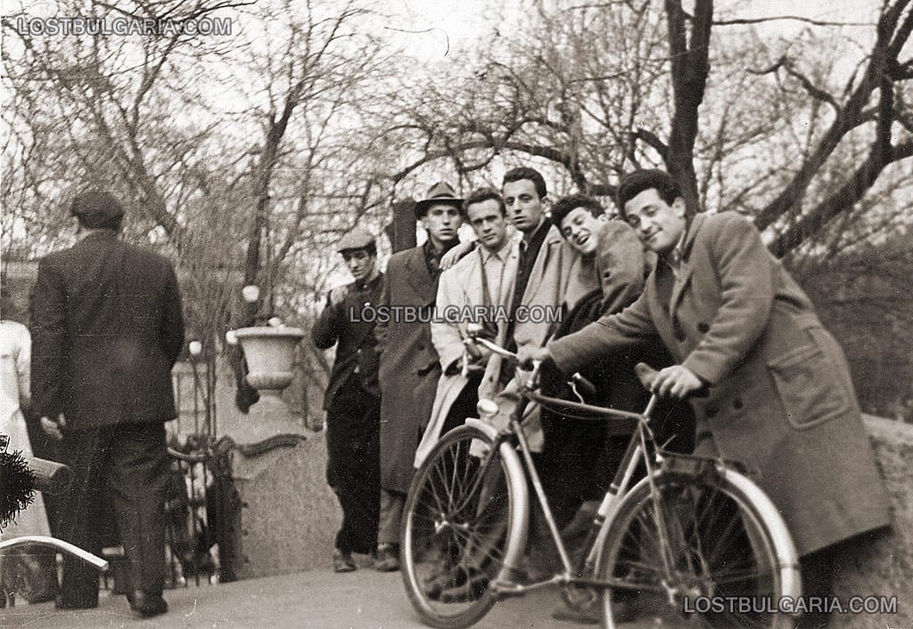 София, млади мъже с велосипед на мостчето към ресторант "Ариана" на острова в Борисовата градина - тогава "Парк на Свободата",1959г.