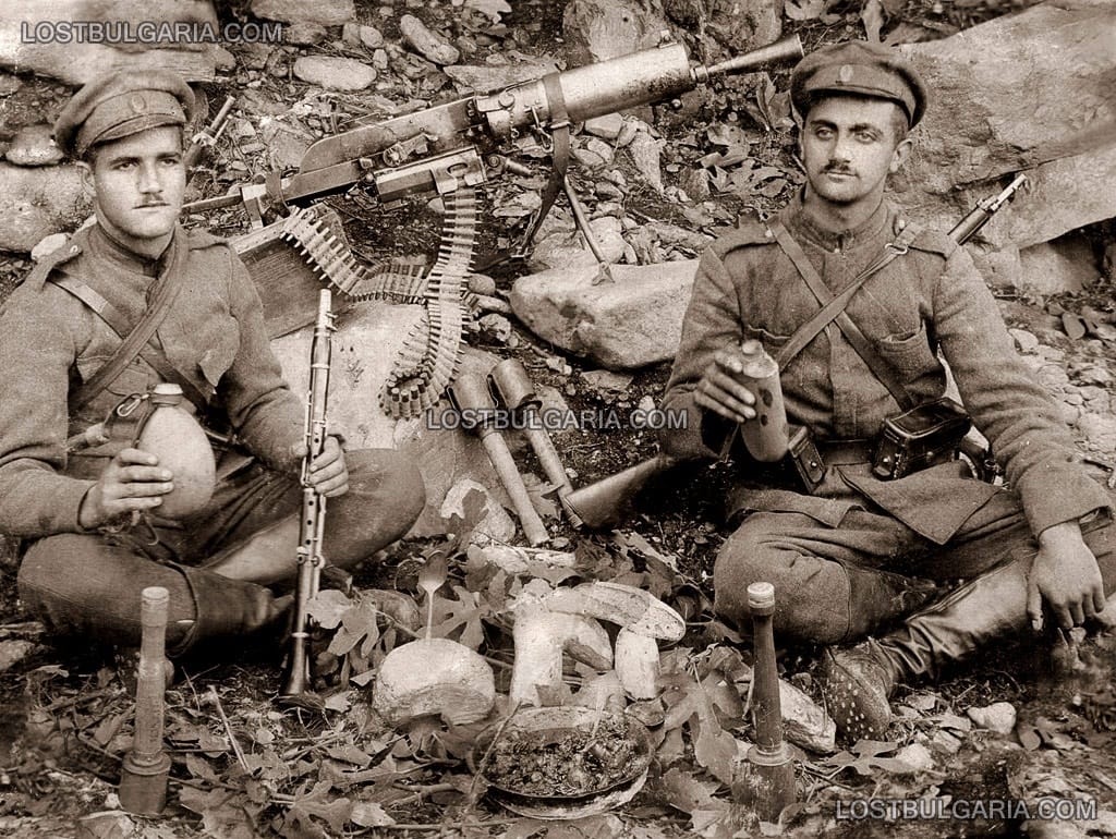 Петрич, октомври 1925г., доброволци картечари на поход срещу гръцкото настъпление към град Петрич (Демир Хисар)