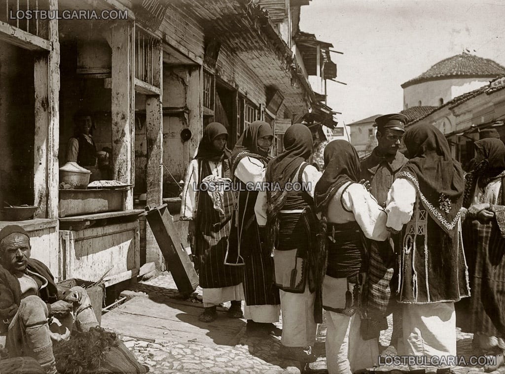 Войник разговаря с жени, облечени в македонски носии, вероятно пазар в Охрид 1917г.