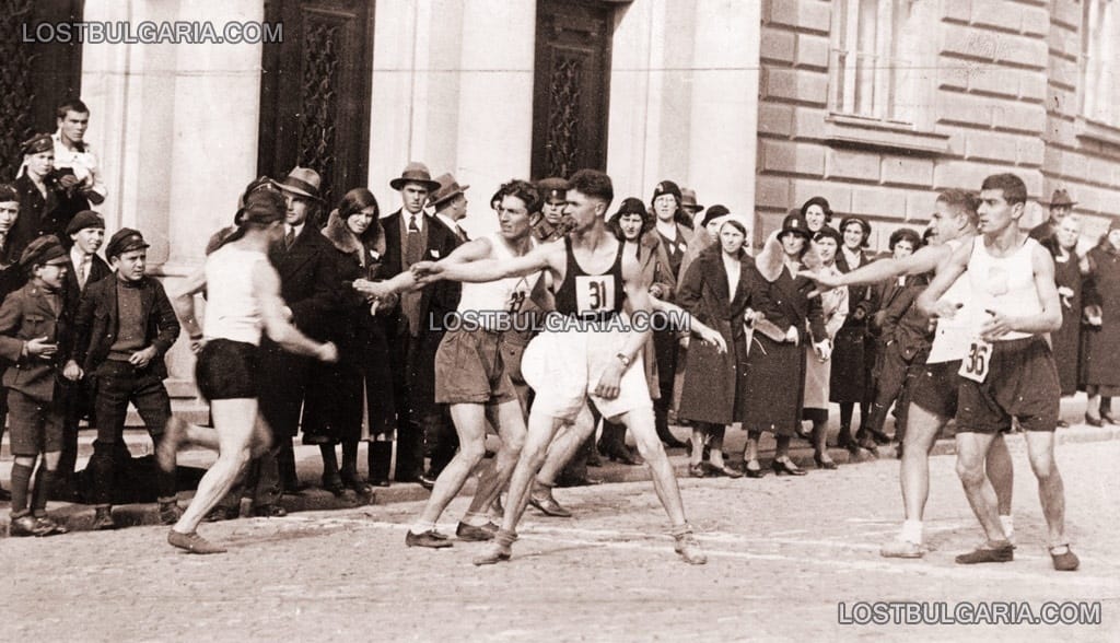 Предаване на щафета. Традиционно състезание, бягане около Двореца в София, около 1934 г.