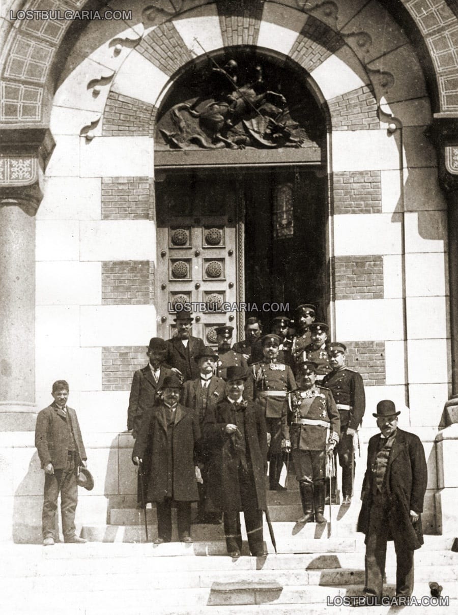 Комитетът по посрещането на внука на Наполеон - Ролан Наполеон в средата, вдясно от него - генерал Радко Димитриев, отпред на стълбите - Стоян Заимов, Плевен 1907г.