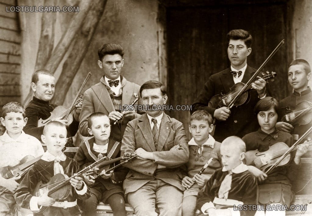 Оряхово, детски оркестър с ръководителя си, 30-те години на ХХ век