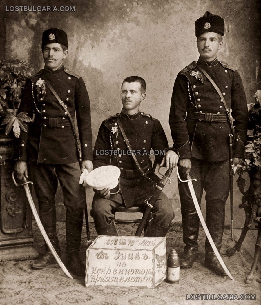 Артилеристи позират с извадени саби, 1898г.