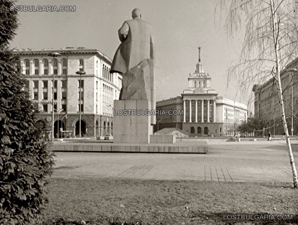 София, площад "Ленин" с паметника на Ленин, ЦУМ и Партийния дом, 1978г.