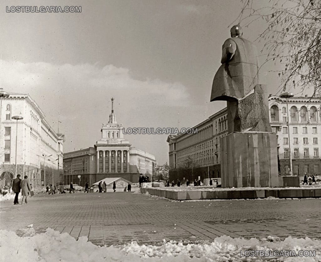 София, площад "Ленин" с паметника на Ленин, Партийния дом и хотел "Балкан", 1978г.