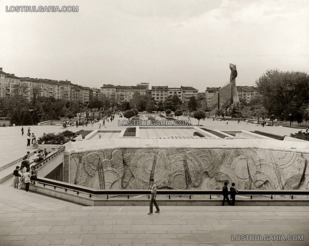 София, площадът пред НДК и фонтаните, 1984г.