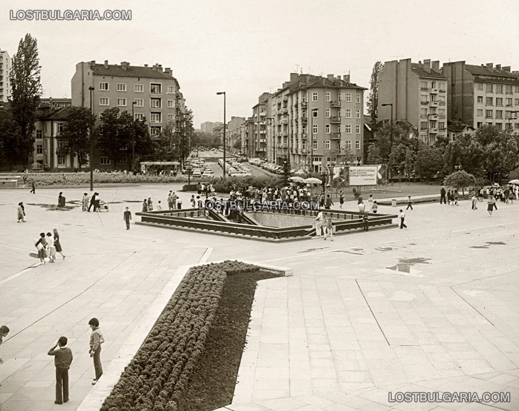 София, площадът пред НДК и подлезът откъм булевард "Витоша", 1984г.