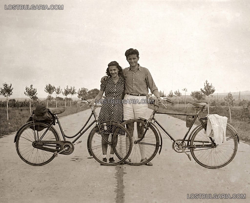Млада двойка с велосипеди, юли 1943г.
