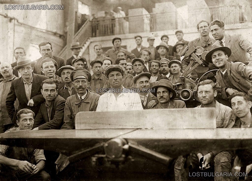 Работници в дърводелско предприятие, началото на ХХ век