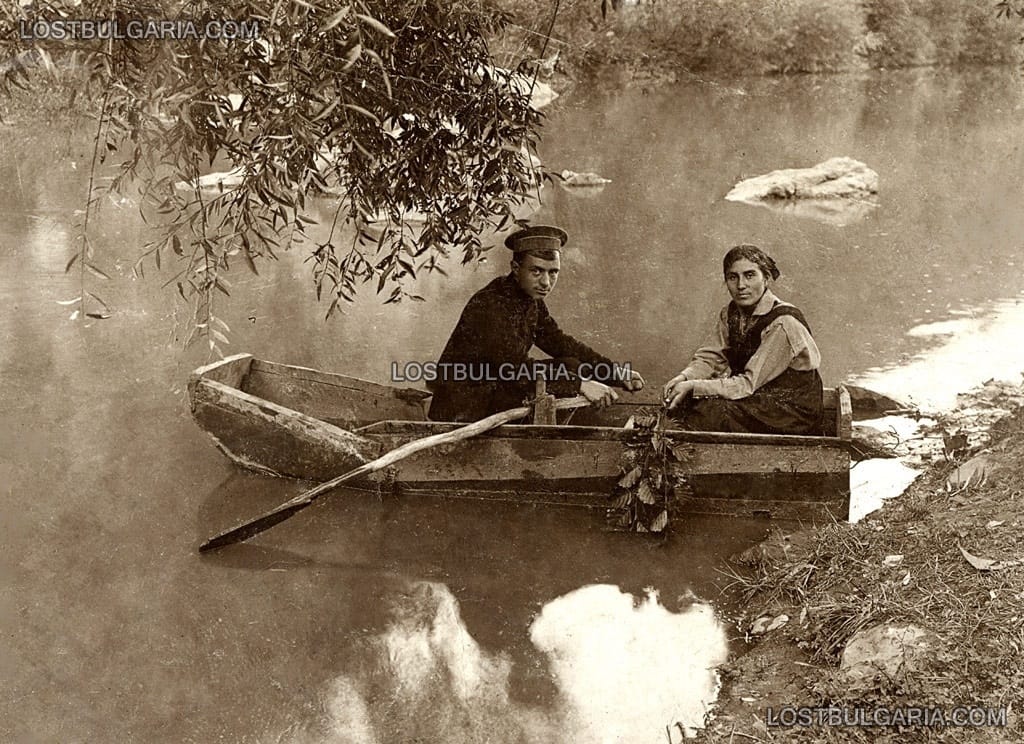 Млада двойка на романтична разходка с лодка, село Фердинандово 1918 г.