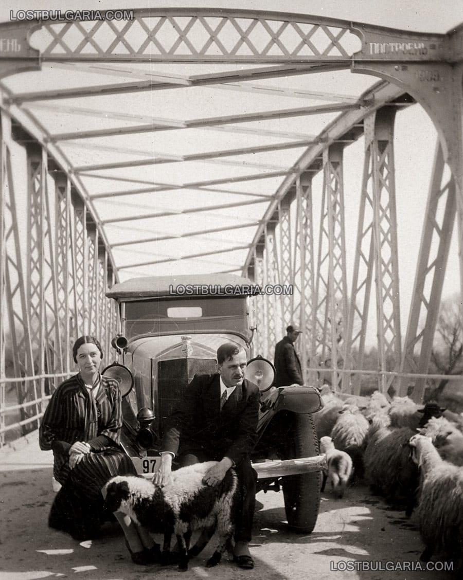 Мъж и жена позират с агне на железен мост пред автомобил "Щаер" (Steyr), 30-те години на ХХ век