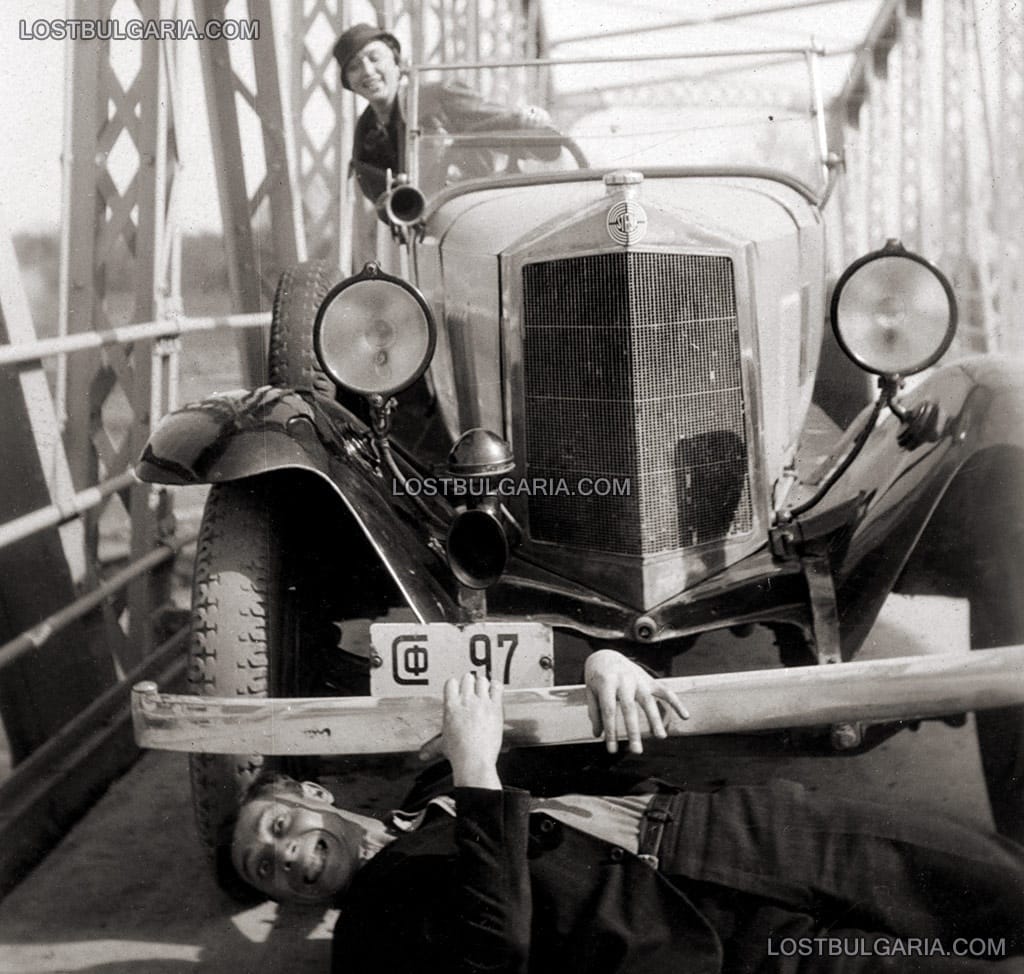 Мъж и жена позират на железен мост пред автомобил "Щаер" (Steyr), 30-те години на ХХ век