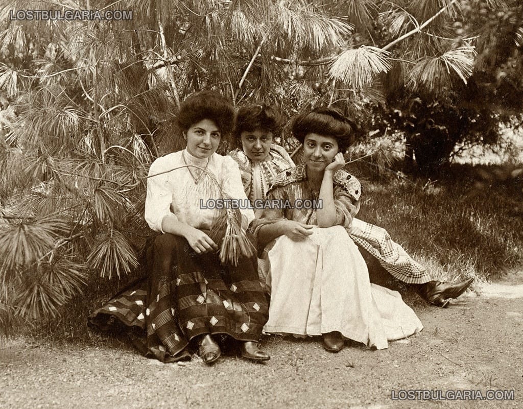 Портрет на три елегантно облечени млади дами, началото на ХХ век
