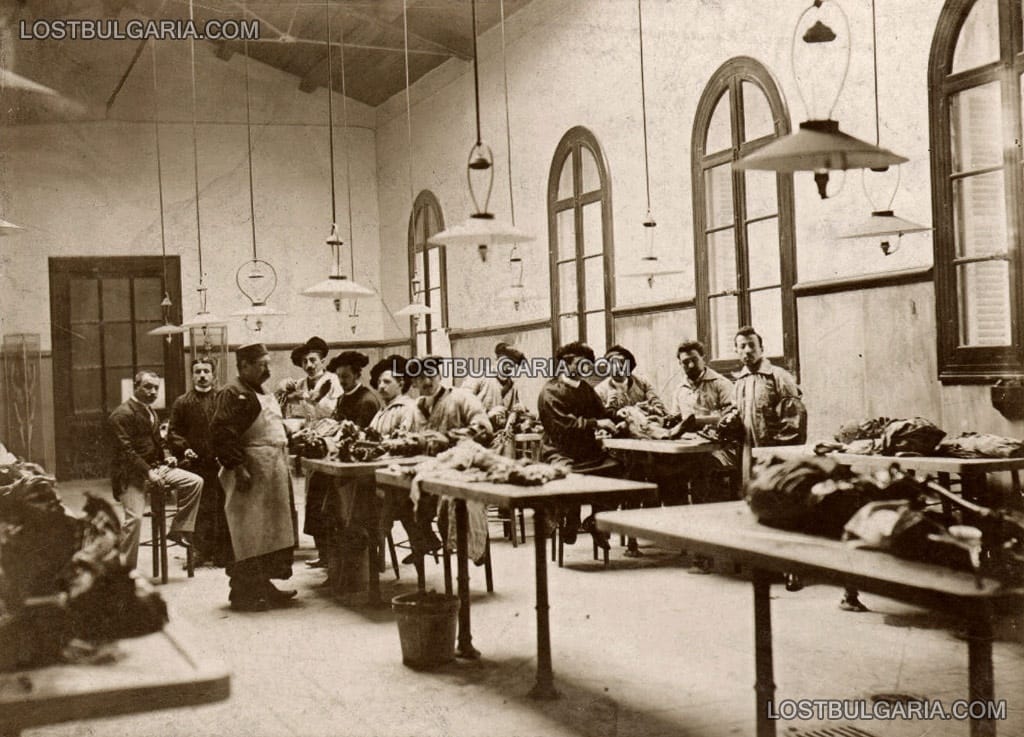 Български студенти по медицина в Монпелие, Франция, по време на упражнения по анатомия, 1896г.