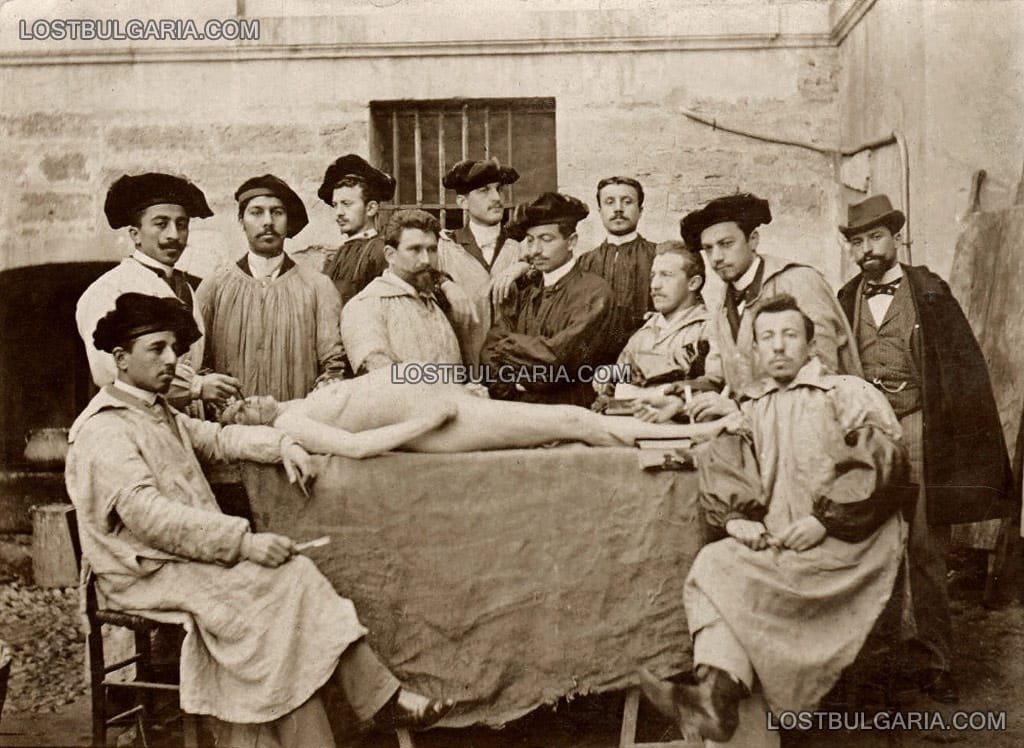 Български студенти по медицина в Монпелие, Франция, по време на упражнение по аутопсия, 1896г.