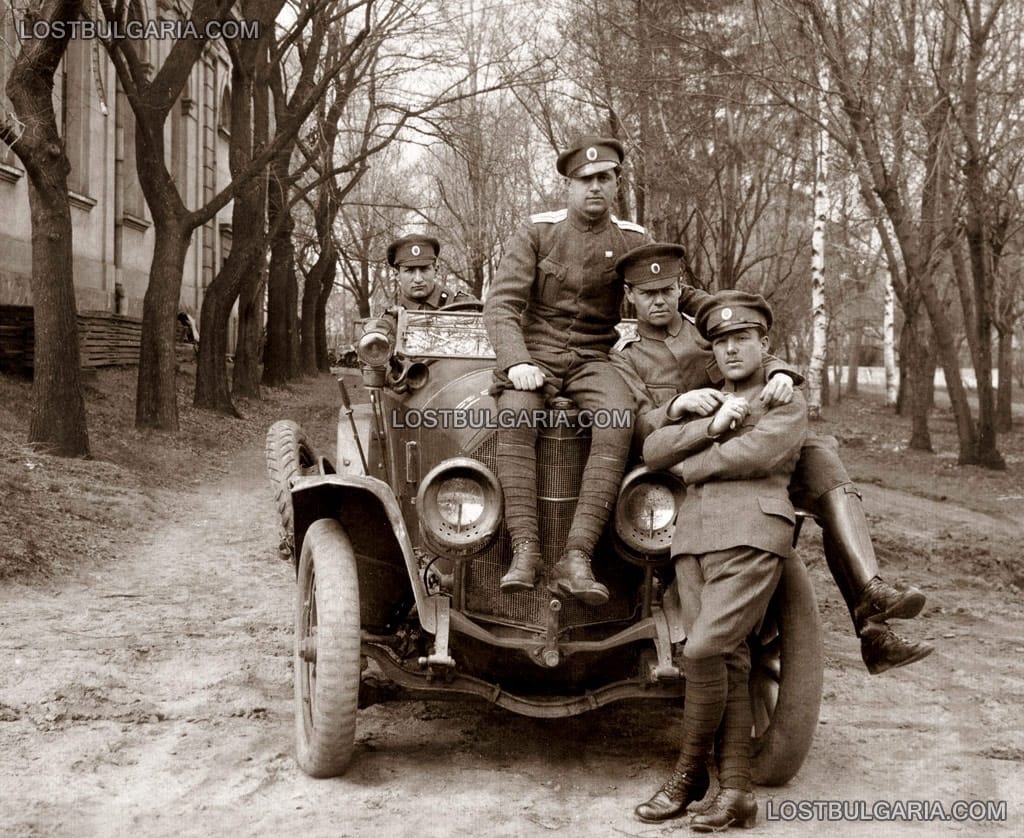 София, Военното на Н.В. училище, офицери с учебен автомобил Мерцедес, 1916г.