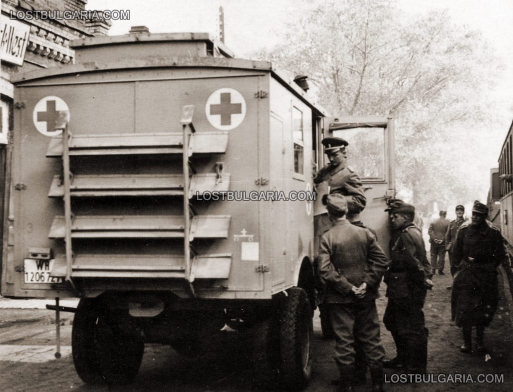 Българският санитарен влак на Източния фронт: прием на ранени войници на фронта от камион-линейка