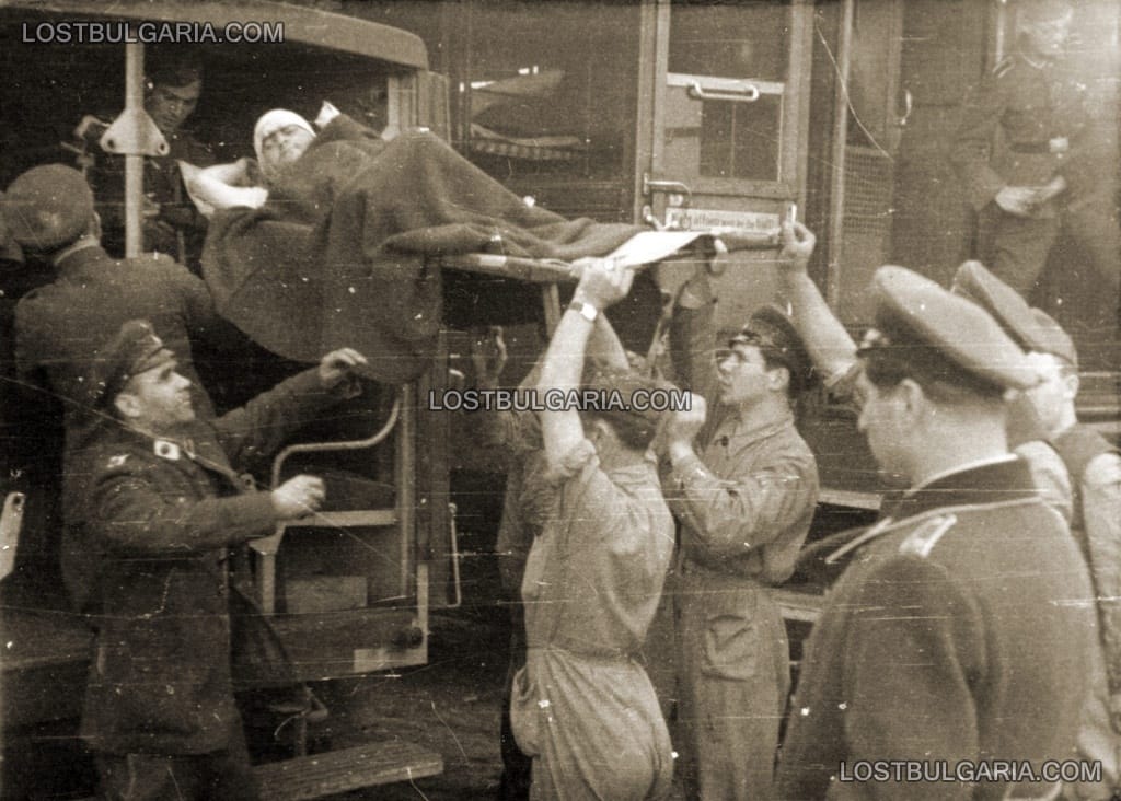 Българският санитарен влак на Източния фронт: прием на ранени войници на фронта от камион-линейка