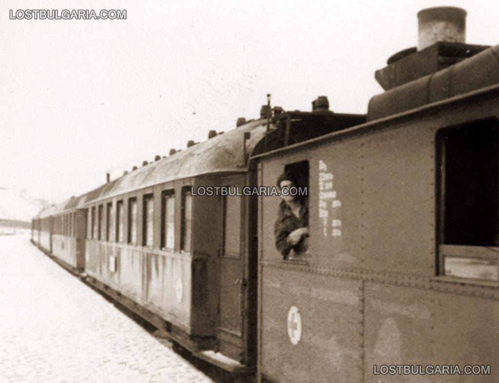 Българският санитарен влак на Източния фронт: изглед от влака, с вагона с електрически агрегат
