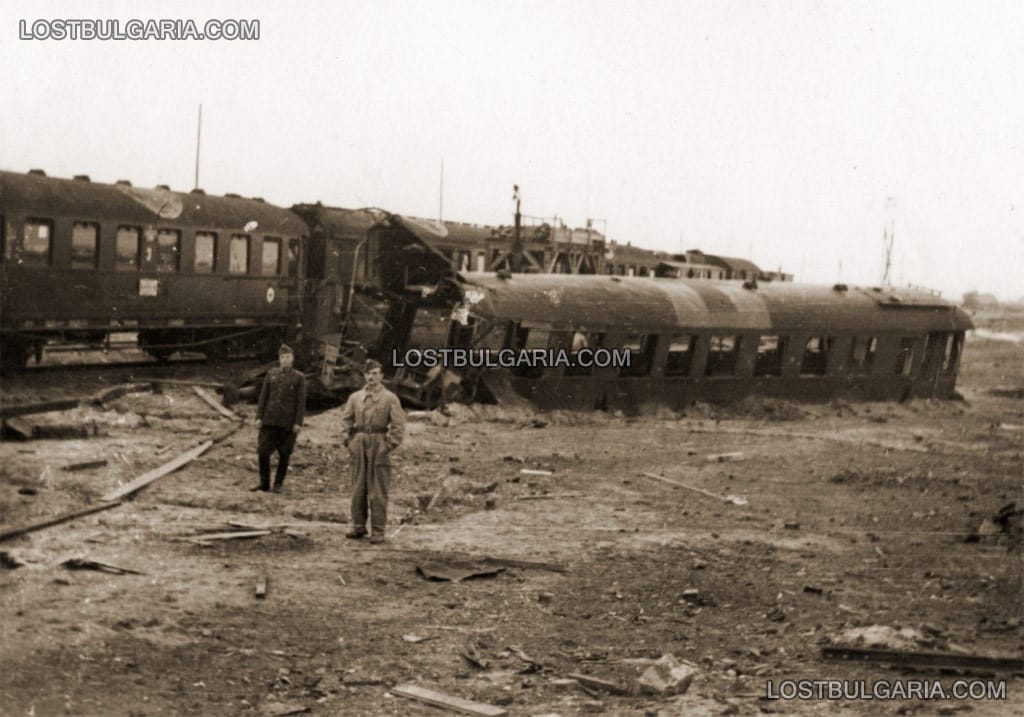 Българският санитарен влак на Източния фронт: български медик пред германски санитарен влак №684, загубил 6 вагона от мина, 20 април 1943 г.